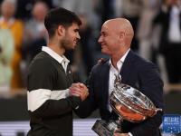 开云足球直播-法网力克联合杯，阿尔卡拉斯点燃赛场的简单介绍