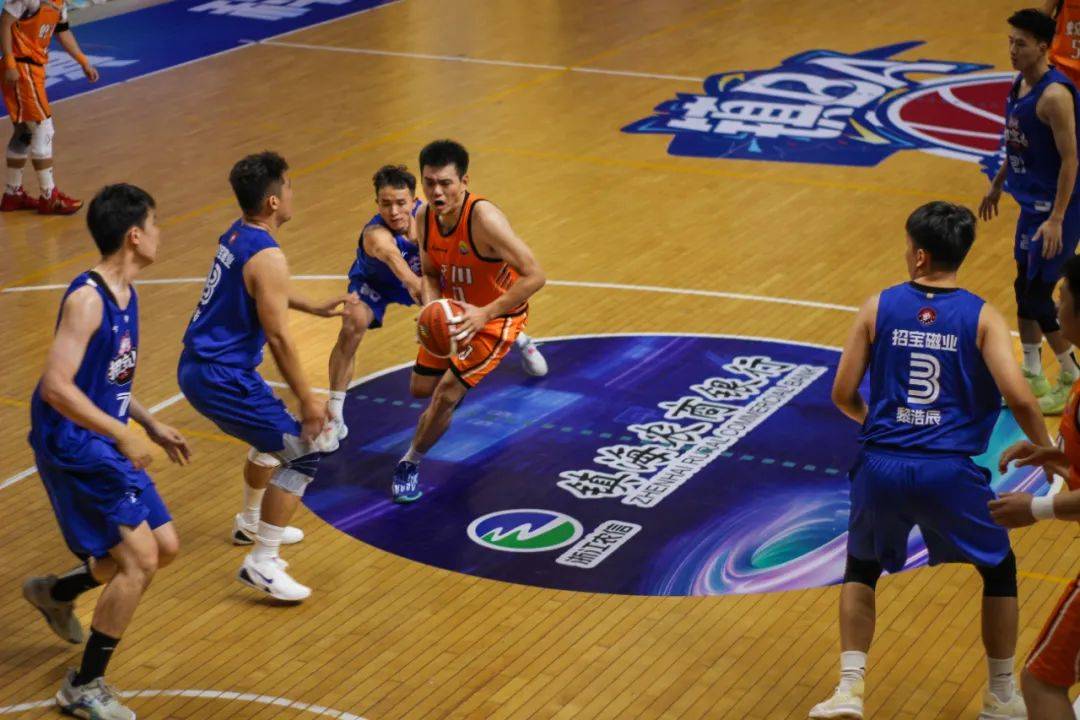 篮球赛场震撼开赛，强队争锋