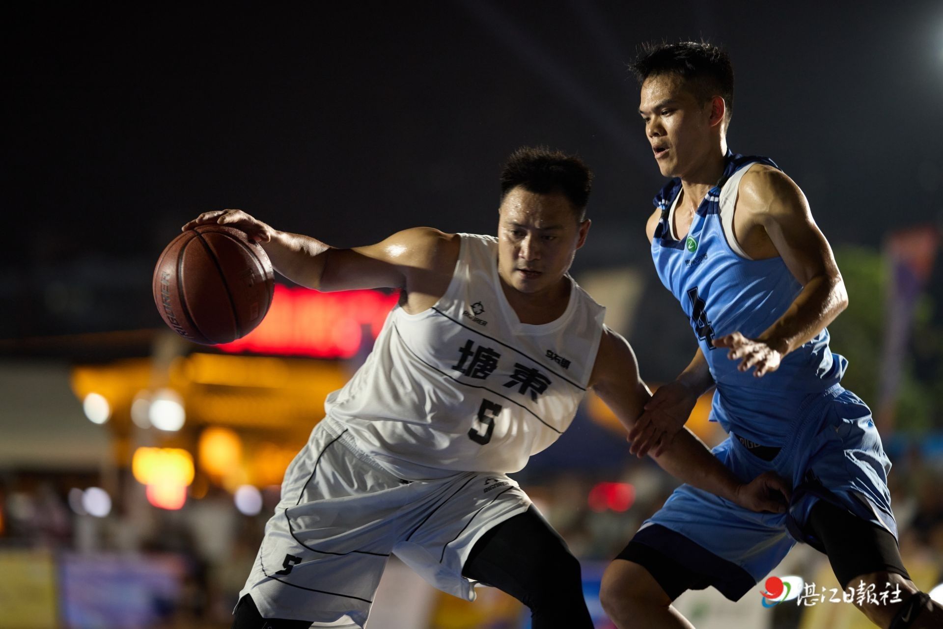 篮球赛场震撼开赛，强队争锋