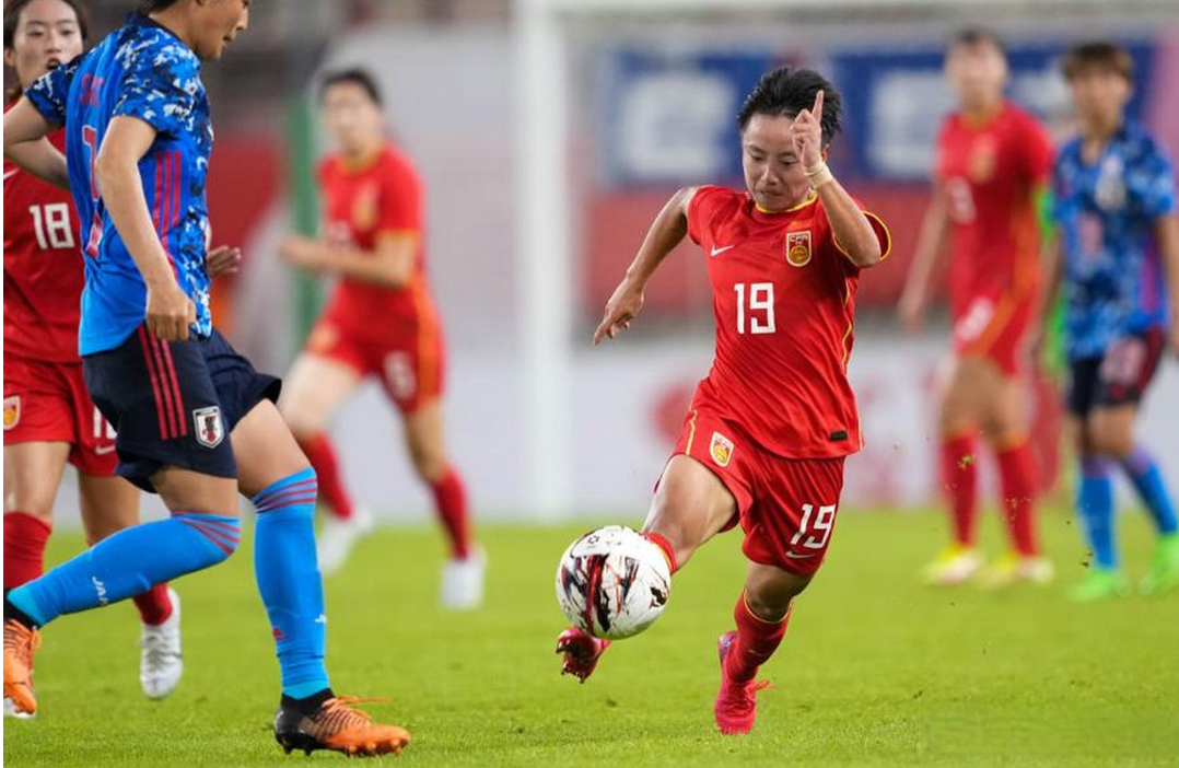 中国女足队员张某在比赛中发挥出色