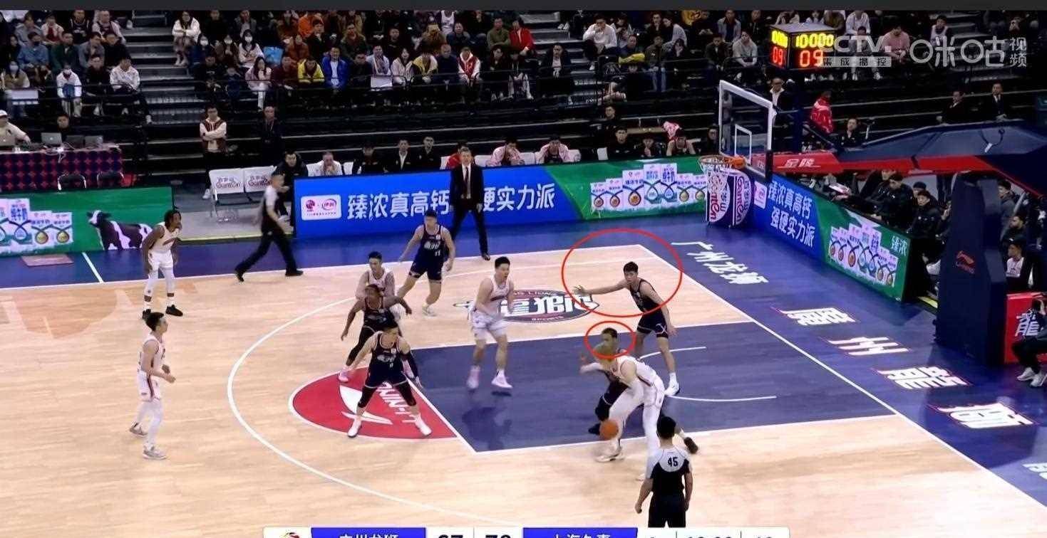 智慧比拼！篮球赛场战术对决