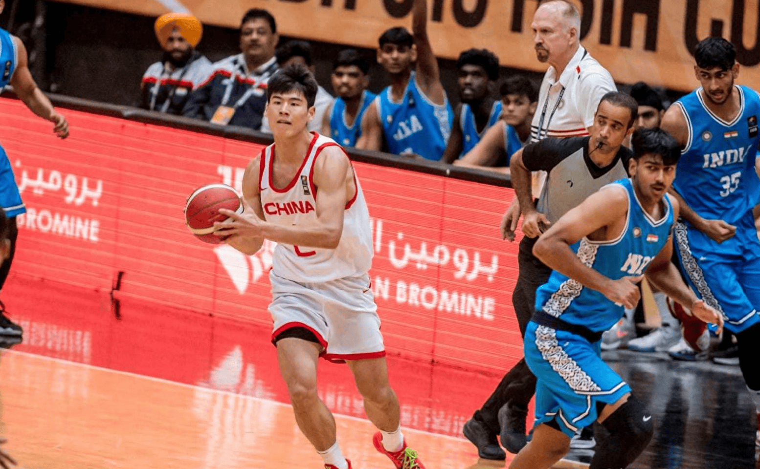 球员在比赛中展现出高超的个人技术