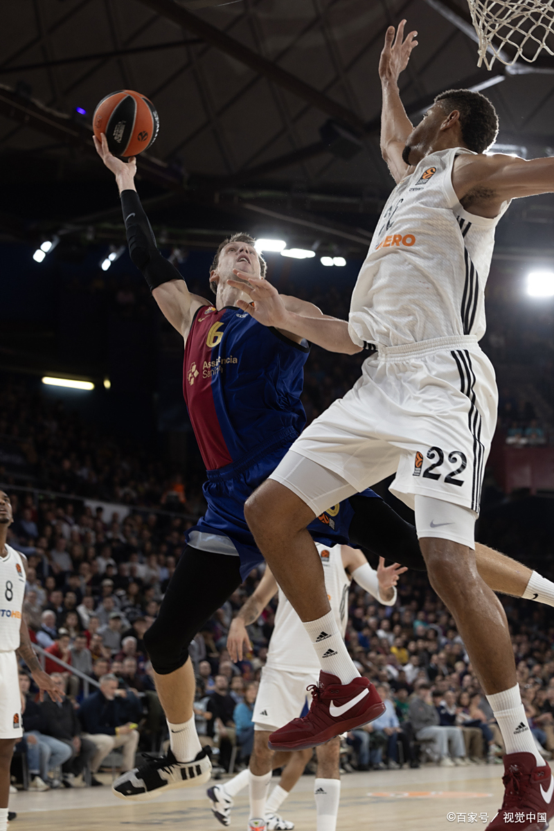 球员在比赛中展现出高超的个人技术