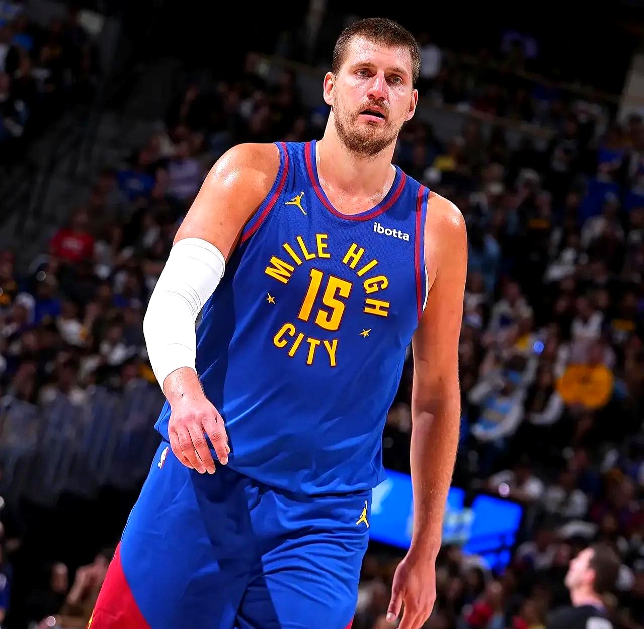 掘金队经过艰难比赛,最终取得胜利 掘金队经过艰难比赛,最终取得胜利