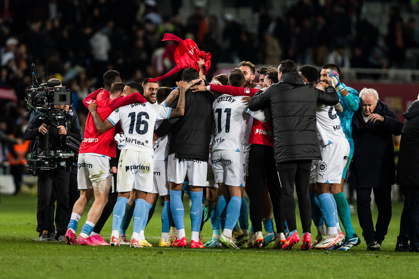 足球盛宴火爆进行，球场观众为胜利欢呼的简单介绍