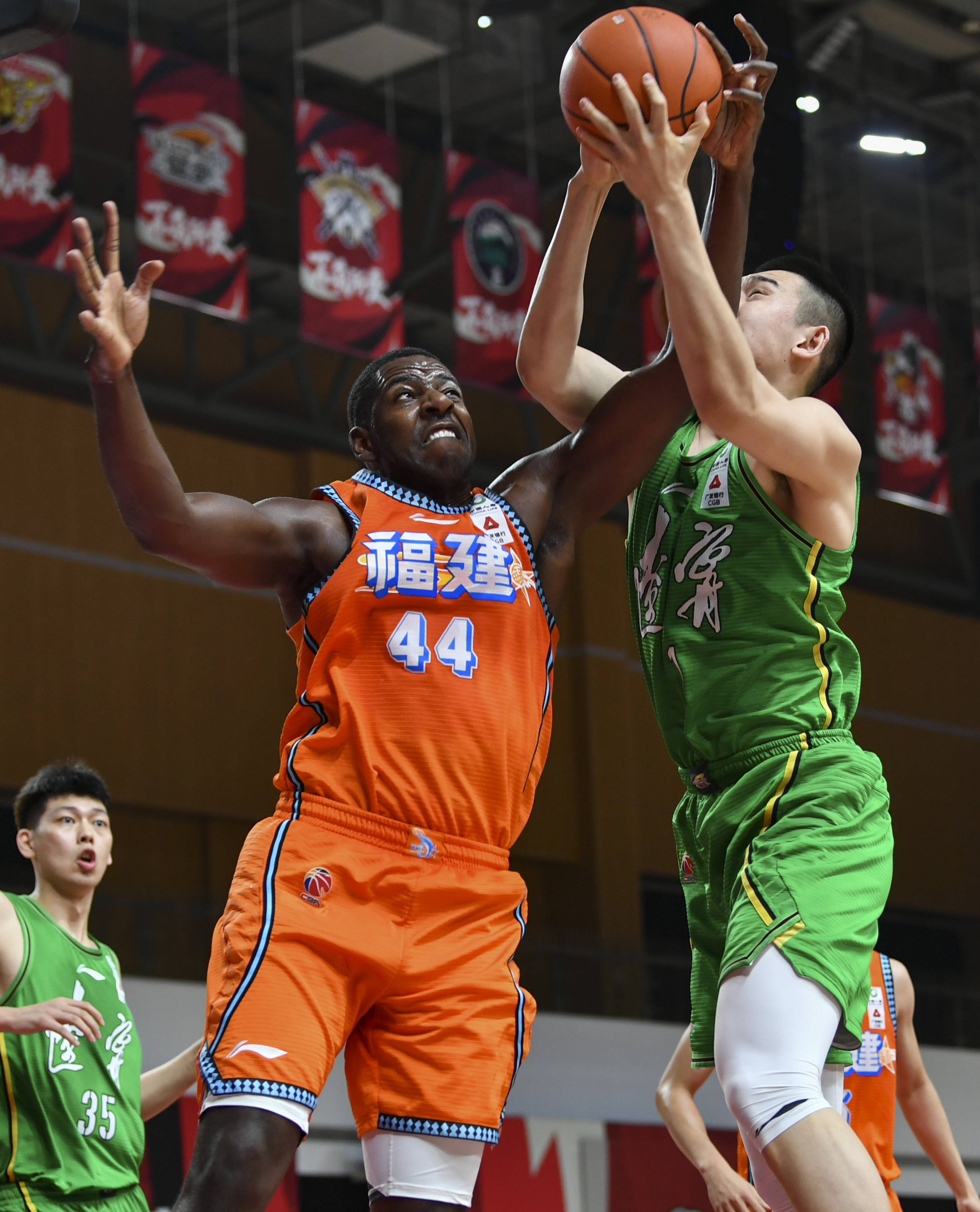 著名球队在最新篮球比赛中实力斩获