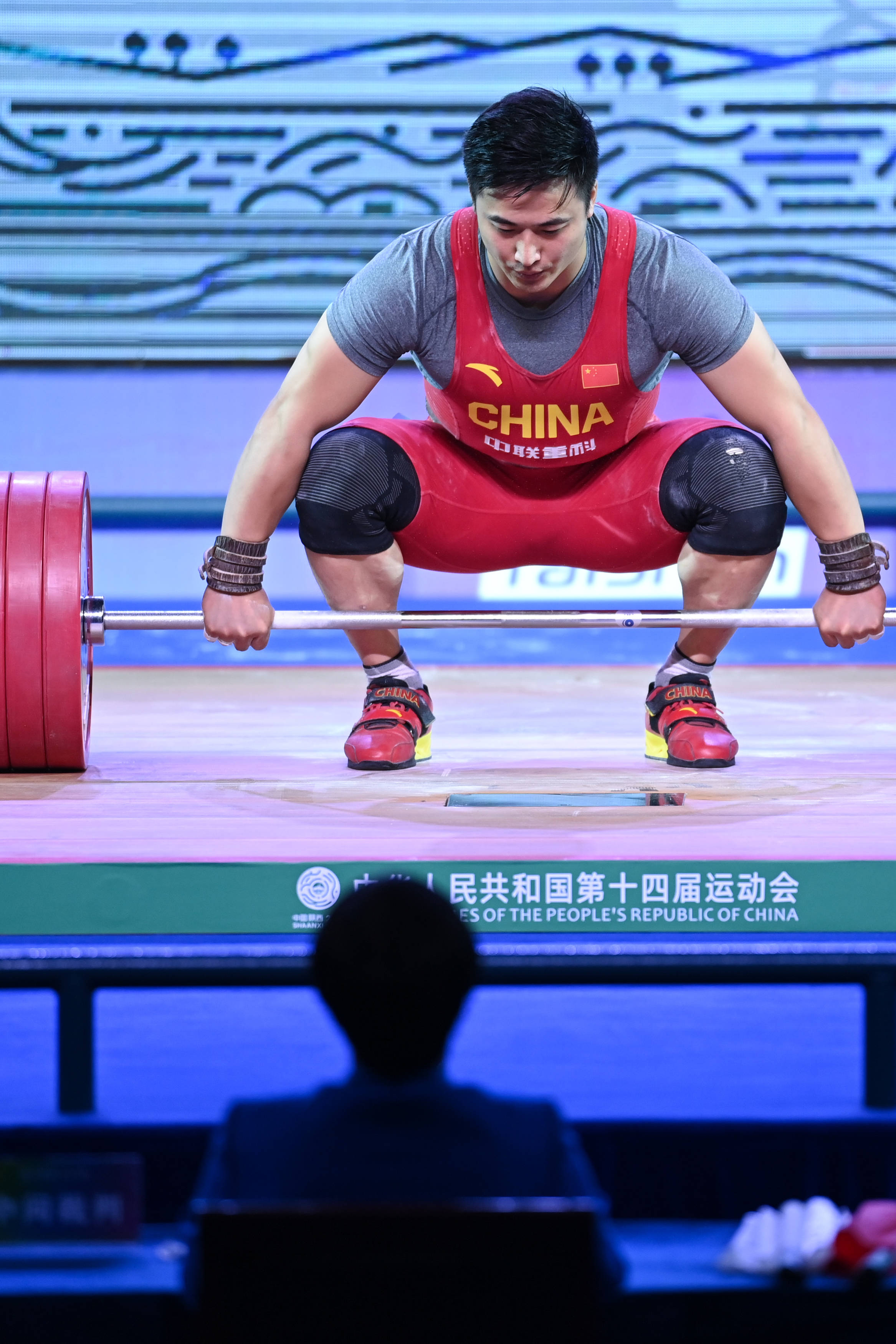 举重选手挺举发力，实现突破