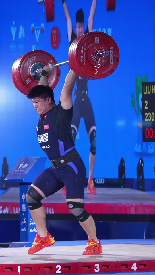 举重选手挺举发力，实现突破