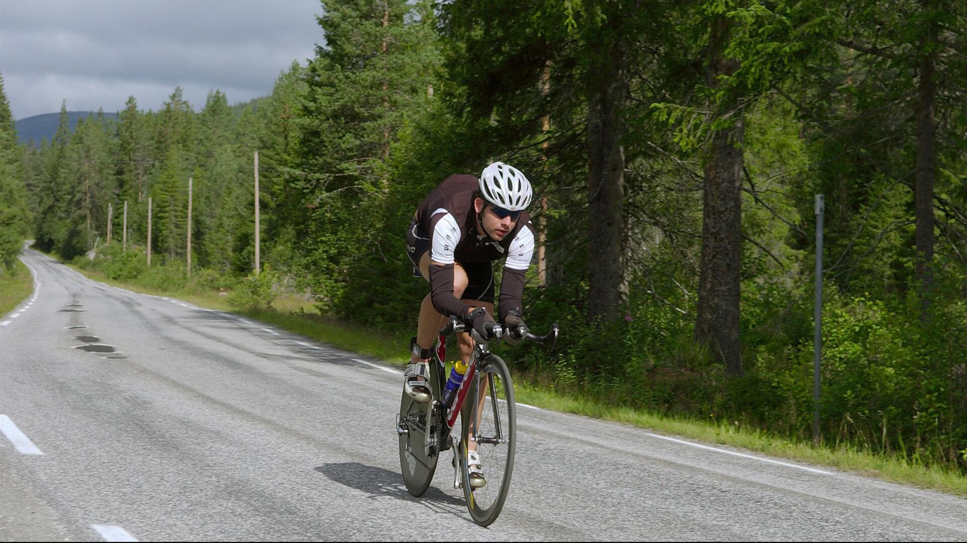 当巴格达的风吹过巴黎，篮球场的抵抗与足球场的王权