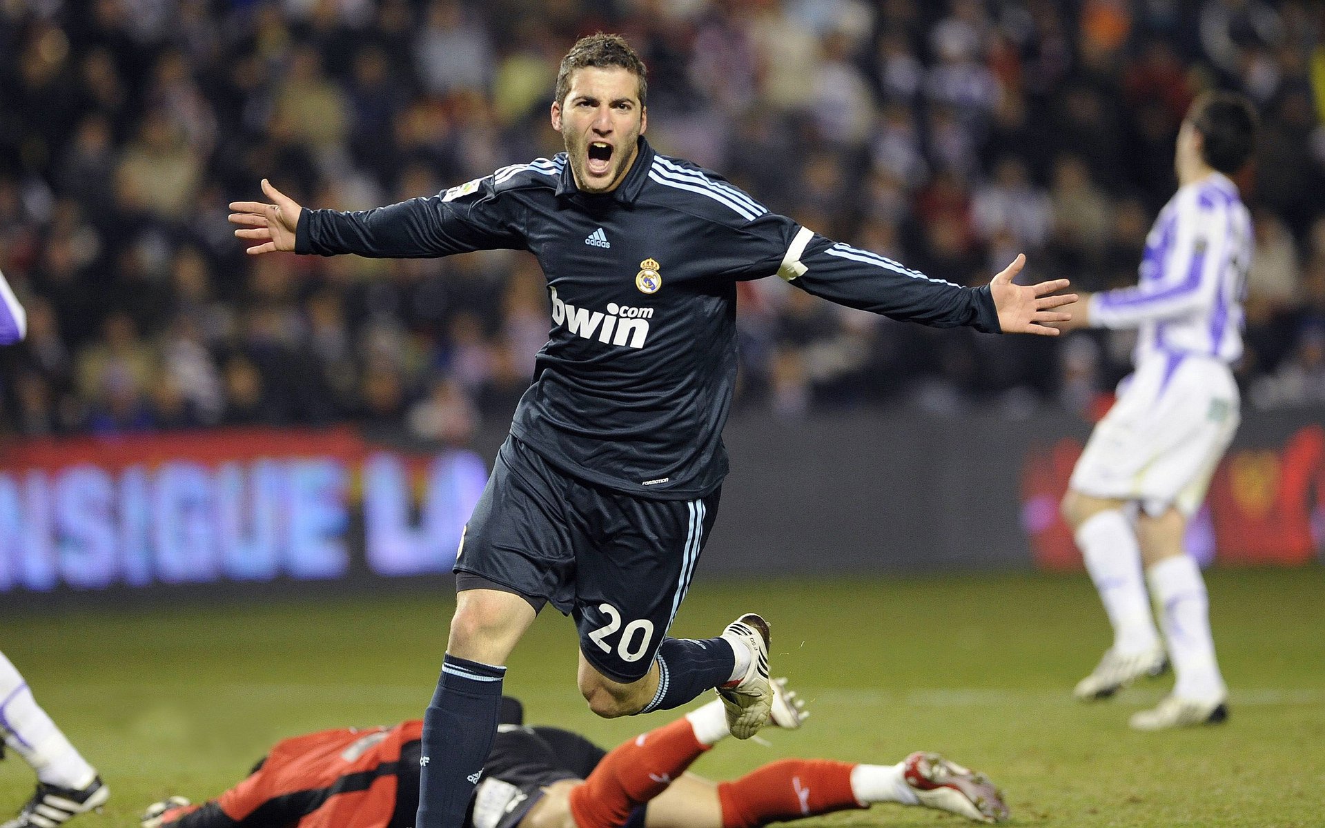 德甲争冠战之夜,爱德华兹状态火热,一球定乾坤