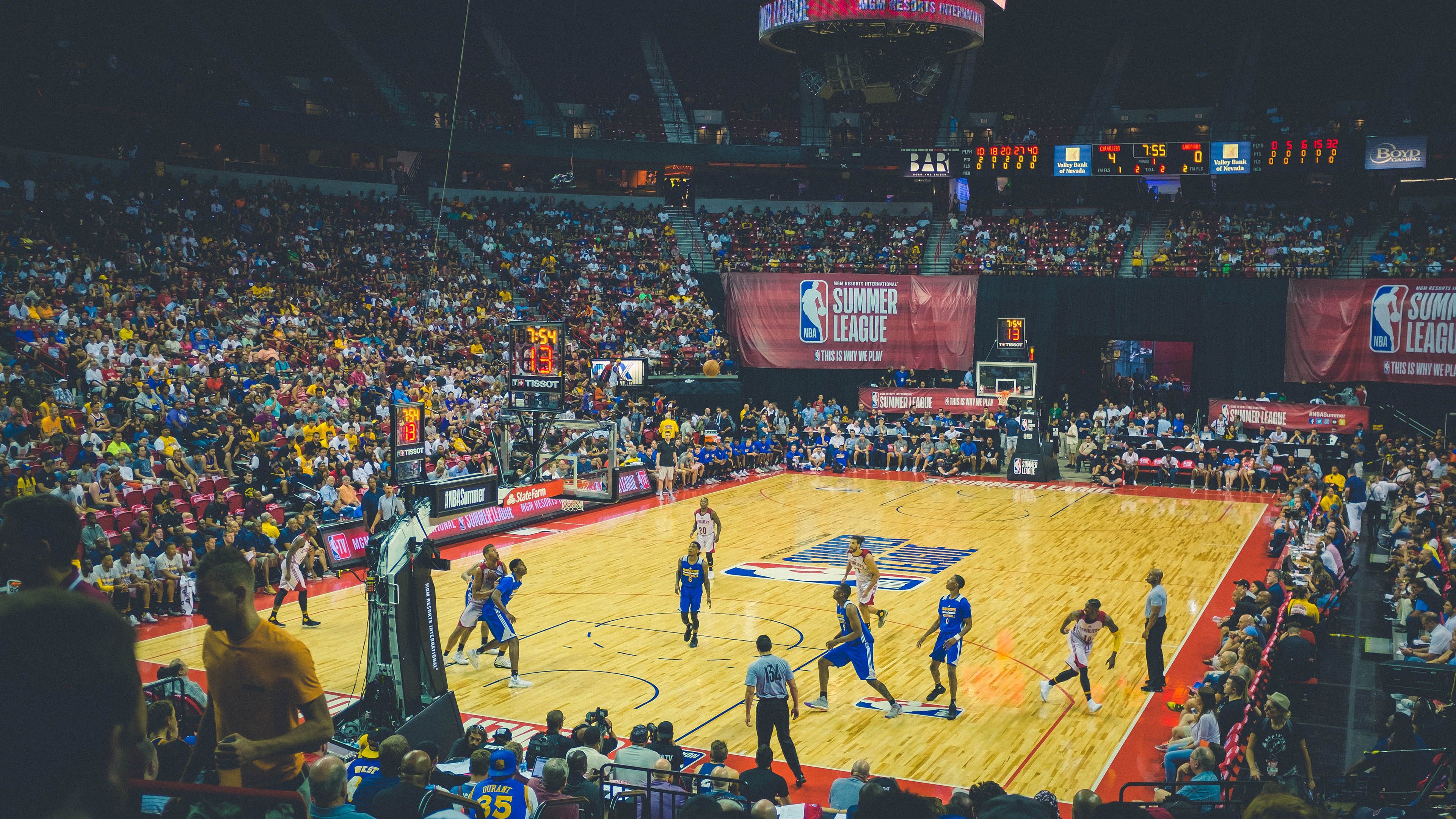 紫金军团全面开火,米切尔赛后评分拉满,湖人火力如何压制太阳?