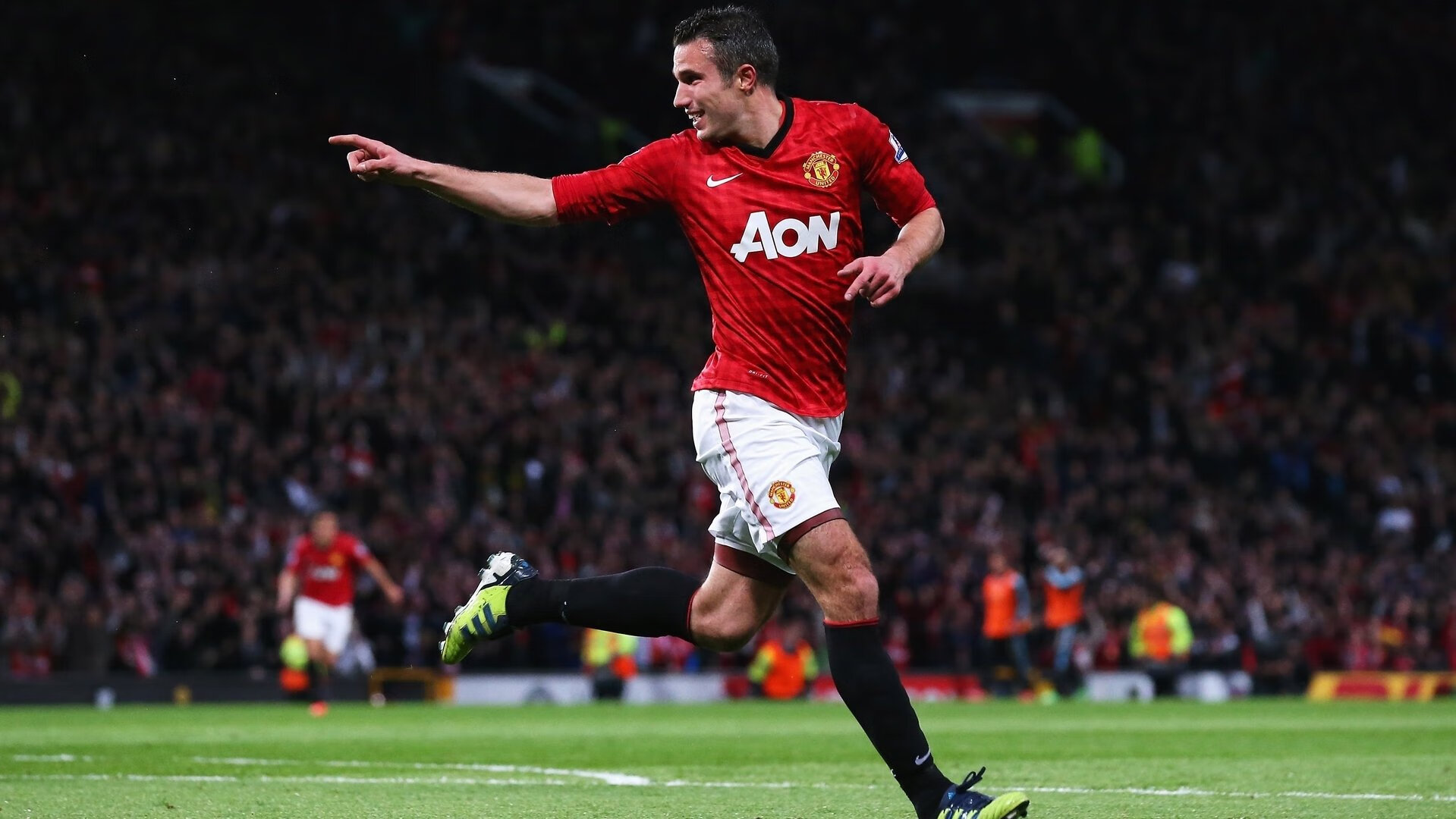 赛道上的逆袭，拉塞尔高光表现，哈斯鏖战迈凯伦的战术博弈